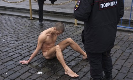   Artist nails his testicles to ground in Red Squ