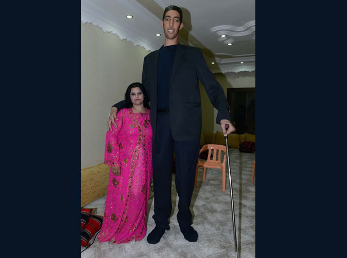 World's tallest man marries, his bride barely reaches his waist