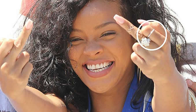 Rihanna shows off 'engagement ring'